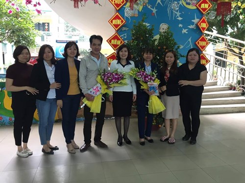 Tháng 2/2019  Công đoàn Trường mầm non Long Biên đã tặng hoa và quà sinh nhật cho 06 đồng chí